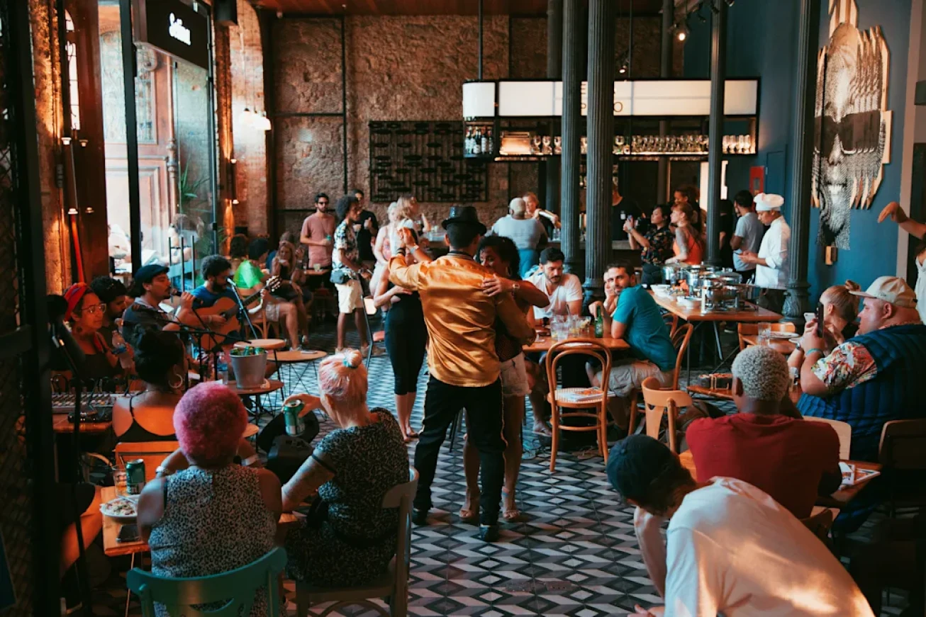 Pool in Lapa - Drinks & View of the Arches - Image